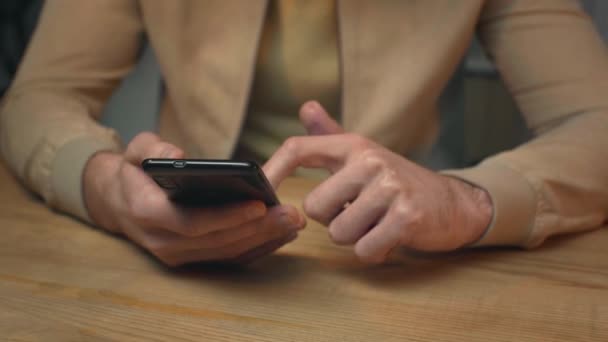 Επιλεκτική Εστίαση Του Επιχειρηματία Χρησιμοποιώντας Smartphone Ενώ Κάθεται Στο Ξύλινο — Αρχείο Βίντεο