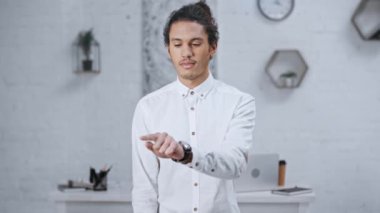 jest gösterilen ve kameraya bakarak yakışıklı ve iyi görünümlü bir işadamı