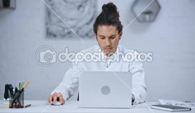 bilgisayar fare kullanarak ve yazarak, gülümseyen yakışıklı ve iyi görünümlü bir işadamı