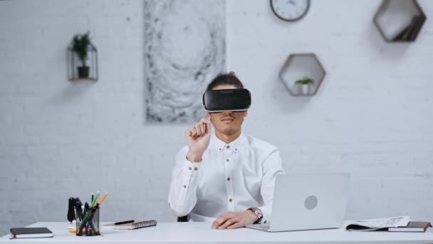 Empresário Bonito Fone Ouvido Realidade Virtual Trabalhando Escritório — Vídeo de Stock