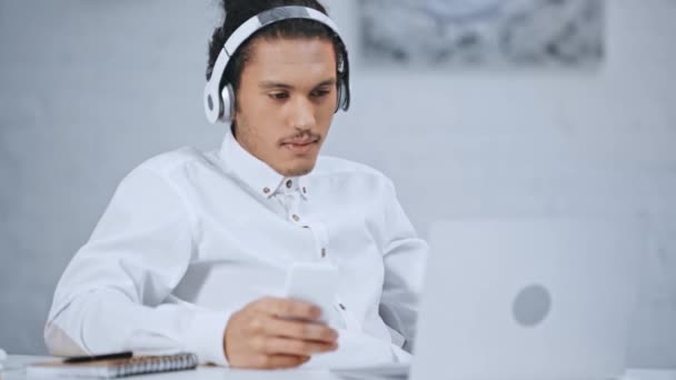 Красивый Бизнесмен Наушниках Танцует Слушает Музыку Используя Ноутбук Смартфон — стоковое видео