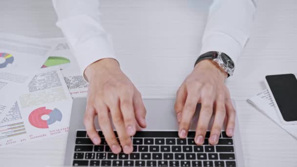 Częściowy Widok Biznesmen Pisania Laptopa Posiadającym Dokumenty Miejscu Pracy — Wideo stockowe