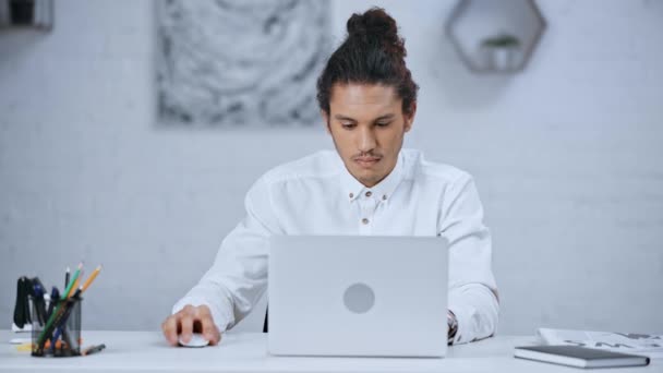 Homem Negócios Bonito Bonito Usando Mouse Computador Digitação Sorrindo — Vídeo de Stock