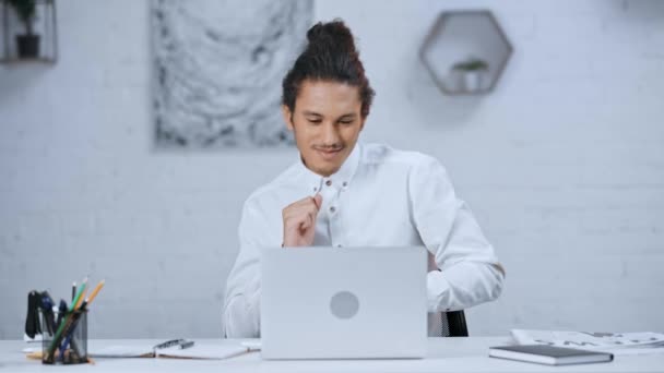 Bonito Bonito Empresário Dançando Olhando Para Monitor Computador — Vídeo de Stock