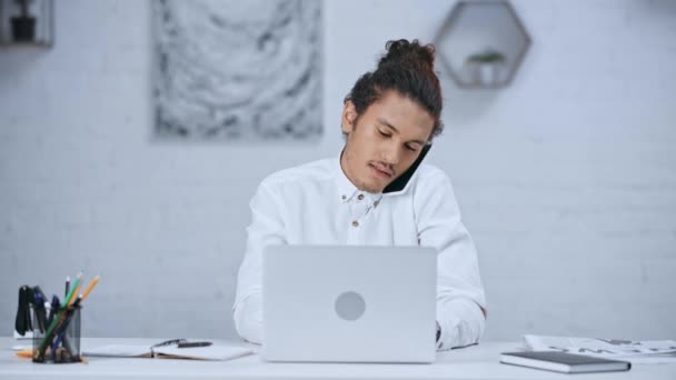 Homem Negócios Bonito Bonito Falando Smartphone Usando Laptop Escrevendo Notebook — Vídeo de Stock