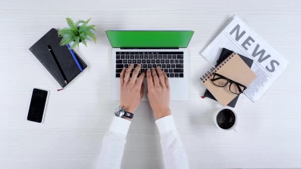 Teilansicht Eines Geschäftsmannes Mit Laptop Der Mit Dem Finger Auf — Stockvideo