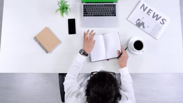 Vista Superior Homem Negócios Óculos Usando Laptop Escrevendo Notebook Bebendo — Vídeo de Stock