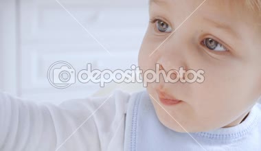 Plastik yemeklerden lezzetli püresi yeme Bib çok güzel yürümeye başlayan çocuk