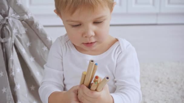 Rozkošný Emocionální Chlapec Barevnými Tužkami — Stock video