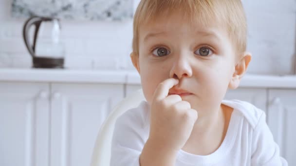 Divertido Niño Pequeño Que Rasca Nariz Luego Madre Limpiando Hijo — Vídeos de Stock