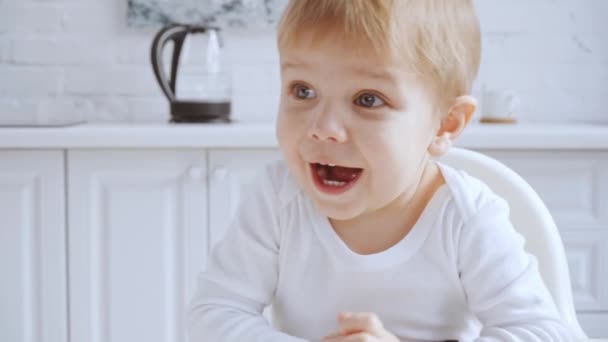 어머니는 아기를 먹이는 높은의 벨트와 귀여운 — 비디오