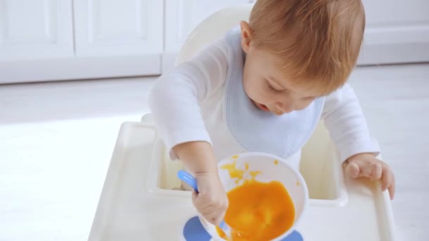 Carino Bambino Ragazzo Seduto Bavaglino Seggiolone Mangiare Purea — Video Stock