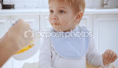 anne emzirme Toddler çocuk püresi ile, sonra ağzını ve çocuk etrafında görünümlü silme