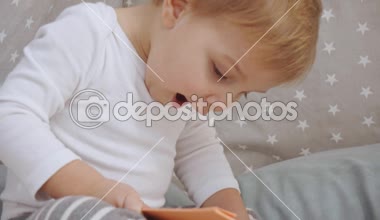 komik sevimli Toddler çocuk konuşan ve bebek Wigwam kitap ile oynuyor