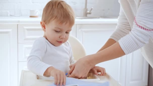 Lindo Niño Sentado Silla Alta Señalando Con Dedo Hacia Los — Vídeos de Stock