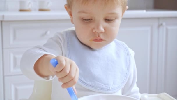 Adorabile Bambino Seduto Seggiolone Bavaglino Mangiare Purea Con Cucchiaio Plastica — Video Stock