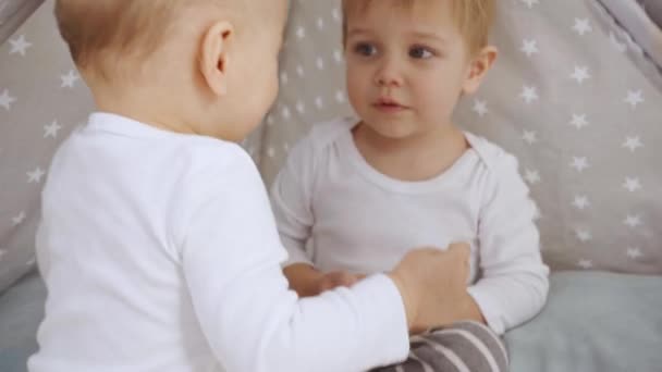 Cute Baby Wskazując Palcem Aparacie Następnie Grając Mylić Brata Wigwam — Wideo stockowe