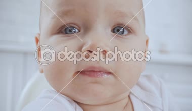 çok güzel çocuk sandalyeye oturan ve harf k ile turuncu ahşap küp ile oynuyor