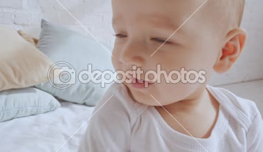 sevimli çocuk görünümlü ve kamera parmak ile işaret seçici odak