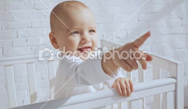 bebek beşik parmak ve sonra anne veren kızı oyuncak tavşan ile işaret sevimli çocuk 