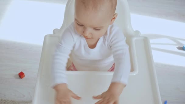 Bonito Brincalhão Criança Gestos Enquanto Sentado Highchair Com Sujo Boca — Vídeo de Stock