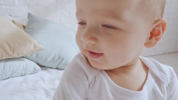 Foco Seletivo Criança Adorável Olhando Apontando Com Dedo Para Câmera — Vídeo de Stock