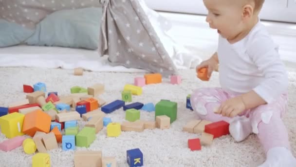 Schattig Peuter Kid Spelen Met Veelkleurige Houten Blokken Tapijt — Stockvideo