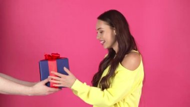 stüdyo çekimi hediye kutusu alarak ve mevcut zevk güzel mutlu genç kadının