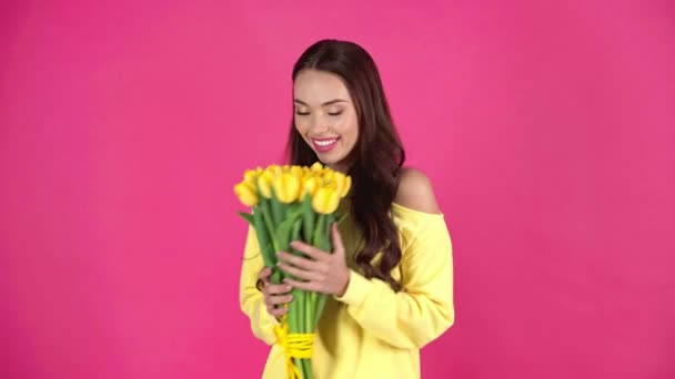 Studio Πυροβολούν Ευτυχισμένη Νεαρής Γυναίκας Κρατάει Μπουκέτο Των Κίτρινων Τουλιπών — Αρχείο Βίντεο