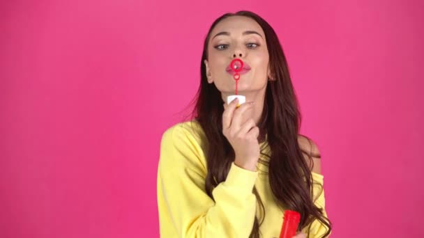 Studio Střílet Šťastné Mladé Ženy Foukání Mýdlové Bubliny Rudé Pozadí — Stock video