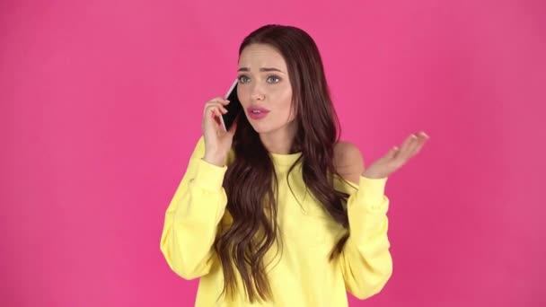 Sesión Estudio Mujer Joven Enojado Molesto Gesto Durante Conversación Teléfono — Vídeo de stock