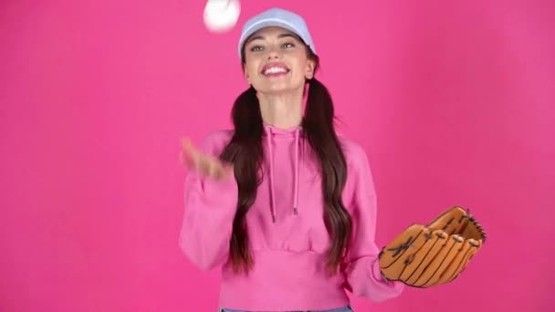 工作室拍摄有吸引力的快乐年轻女子玩棒球和手套 — 图库视频影像