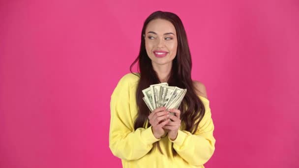 Sesión Estudio Atractiva Mujer Joven Feliz Sosteniendo Billetes Dólar — Vídeos de Stock