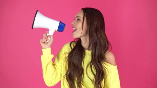 Studio Shoot Attractive Young Woman Screaming Loudspeaker — Stock Video