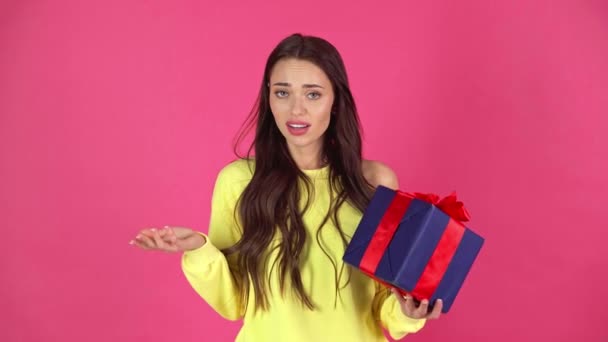 Studio Shoot Beautiful Upset Young Woman Holding Gift Box Montrant — Video