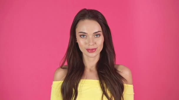 Stüdyo Çekimi Güzel Mutlu Genç Kadının Kamera Crimson Üzerinde Izole — Stok video