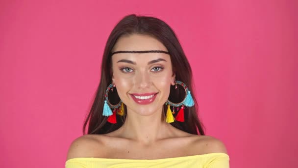 Sesión Estudio Hermosa Mujer Joven Accesorios Elegantes Posando Aislado Carmesí — Vídeos de Stock