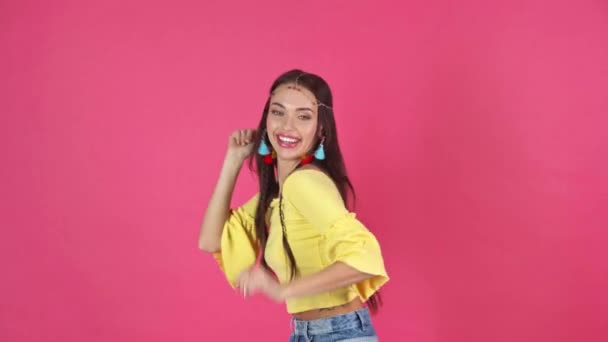 クリムゾンに分離されて踊る幸せな若い女のスタジオ撮影 — ストック動画