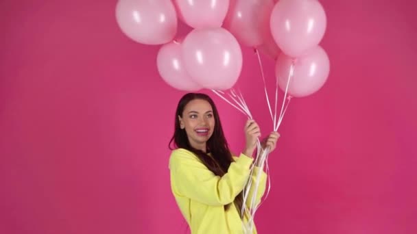 Cámara Lenta Rodaje Feliz Joven Mujer Sosteniendo Globos Aire Rosa — Vídeos de Stock