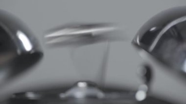 gri üzerinde izole çalar saat parlak metal manzara yakın çekim