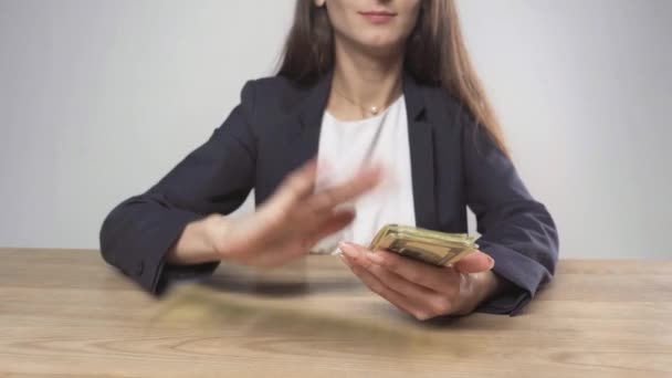 Bijgesneden Weergave Van Vrouw Formele Slijtage Gooien Dollar Biljetten Bij — Stockvideo