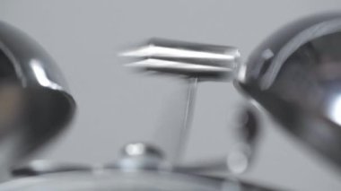 gri üzerinde izole çalar saat parlak metal manzara yakın çekim