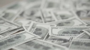 masada dağınık dolar banknotlarının seçici odağı 