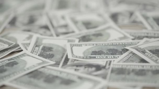 表上分散的美元钞票有选择性的焦点 — 图库视频影像