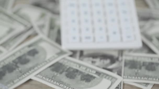 Masa Üzerinde Hesap Makinesi Dağınık Dolar Banknotlar Seçici Odak — Stok video