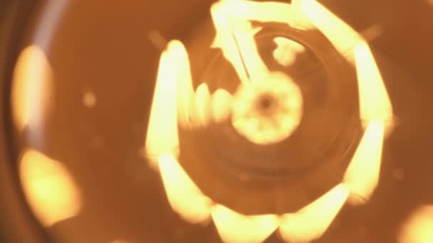 Vue Rapprochée Ampoule Incandescente Allumée Éclatante Isolée Sur Noir — Video