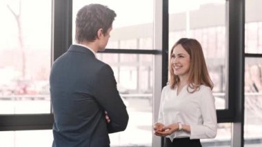 el sallayarak adam arka görünümü ve ofiste işaret iken neşeli kadın ile konuşmak 