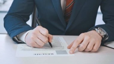 adam doldurma ve ofis devam harflerle Belge imzalama kırpılmış görünümü