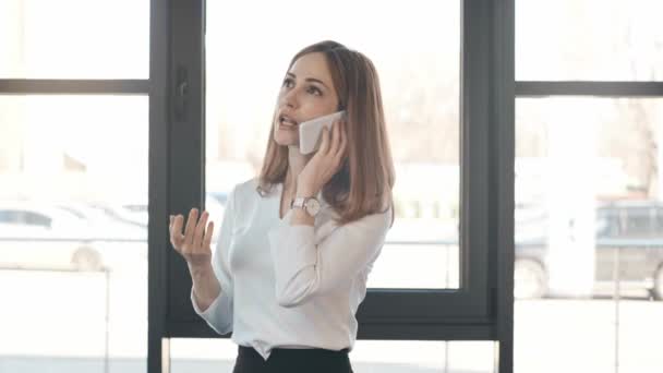 Atractiva Mujer Negocios Gesto Mientras Habla Teléfono Inteligente Oficina — Vídeos de Stock