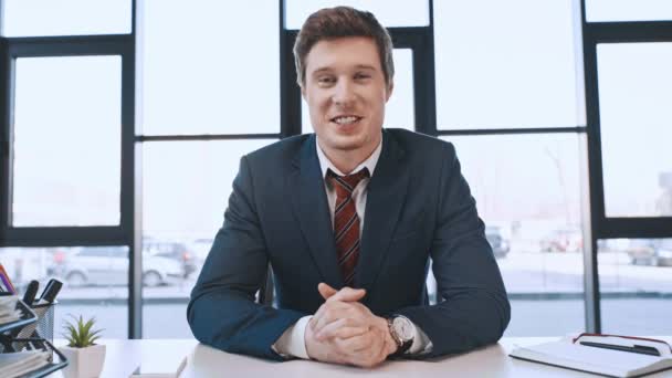 Hombre Guapo Hablando Haciendo Gestos Durante Entrevista Trabajo Oficina — Vídeos de Stock